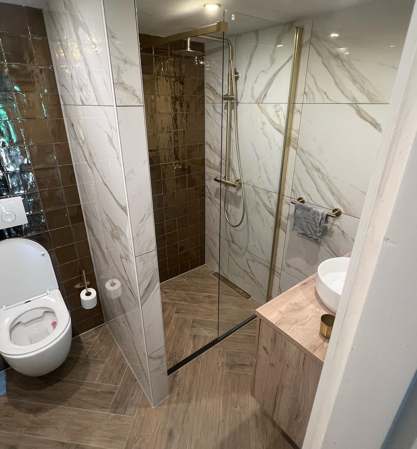 Badkamer gouden tegels 2
