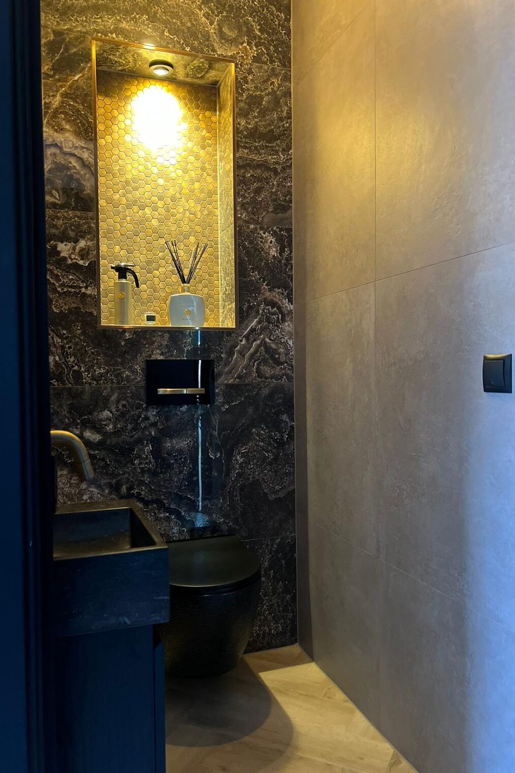Luxe toilet donker marmer 5