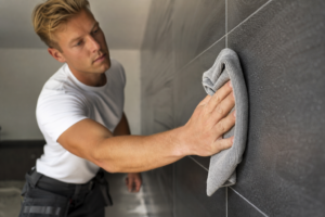 Tegels schoonmaken in de badkamer